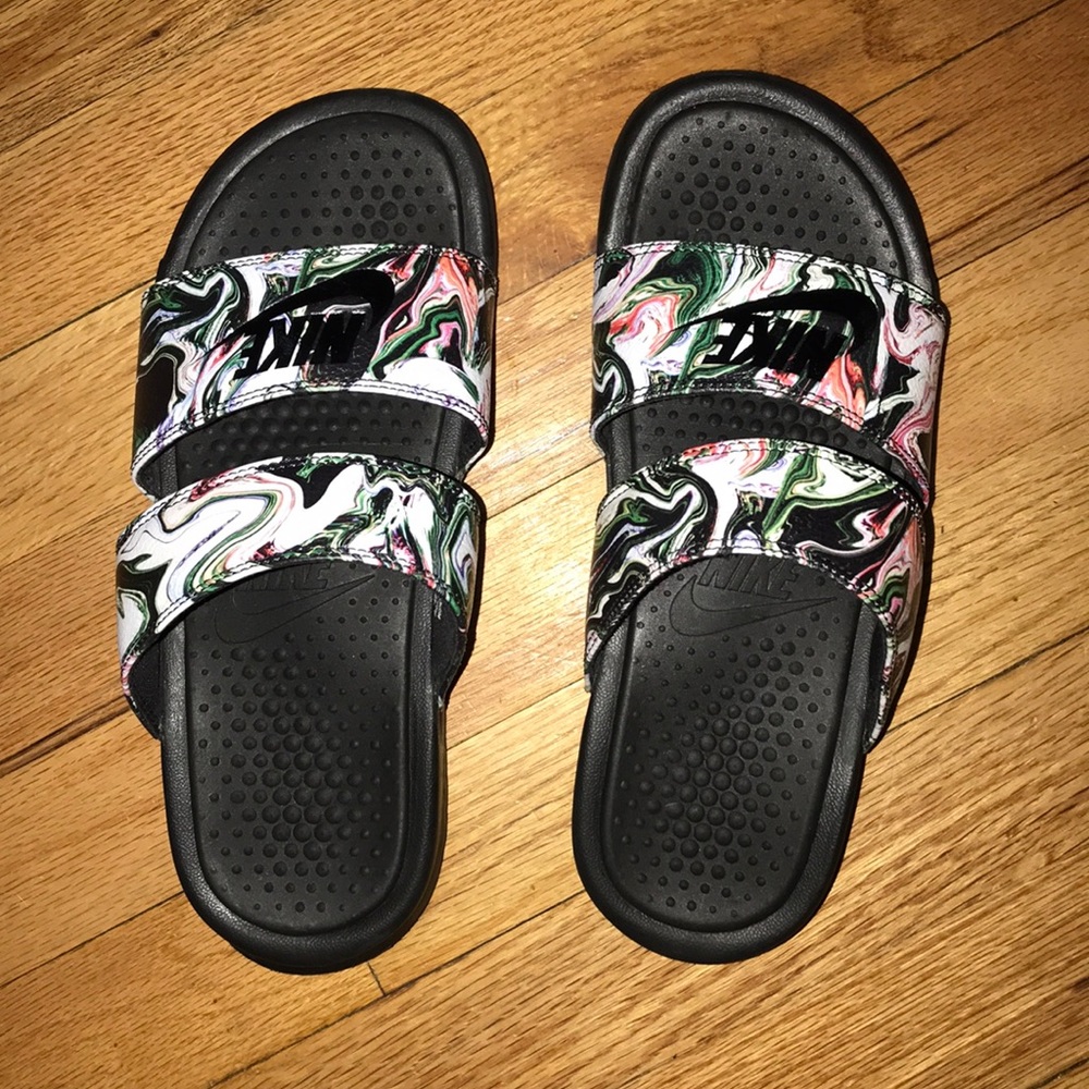 Women’s sz 7 Nike Benassi Duo Ultra Slide Sandal